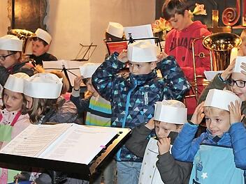 Der Kinderchor entführte die Zuhörer in die Weihnachtsbäckerei, wofür einige Vorbereitungen zu treffen waren. Foto: Jens Fertinger