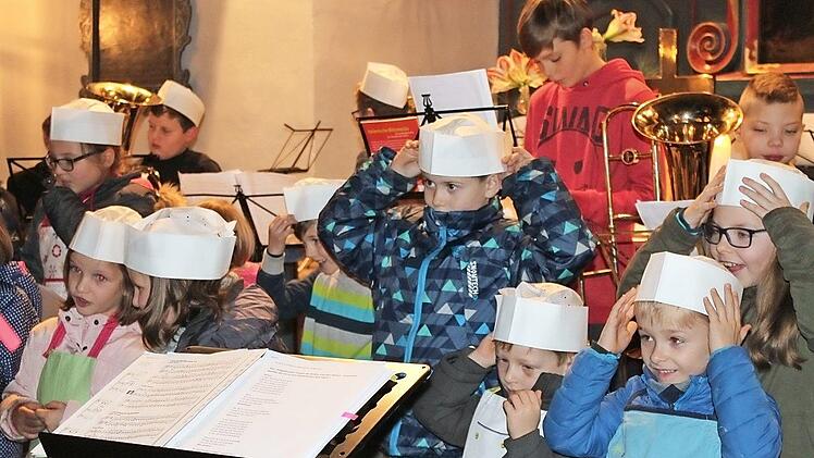Der Kinderchor entführte die Zuhörer in die Weihnachtsbäckerei, wofür einige Vorbereitungen zu treffen waren. Foto: Jens Fertinger
