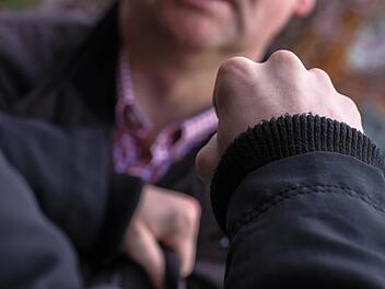 Die Faust auf die Nase bekam ein 22-jähriger Lichtenfelser in Kulmbach. Symbolfoto: Christopher Schulz