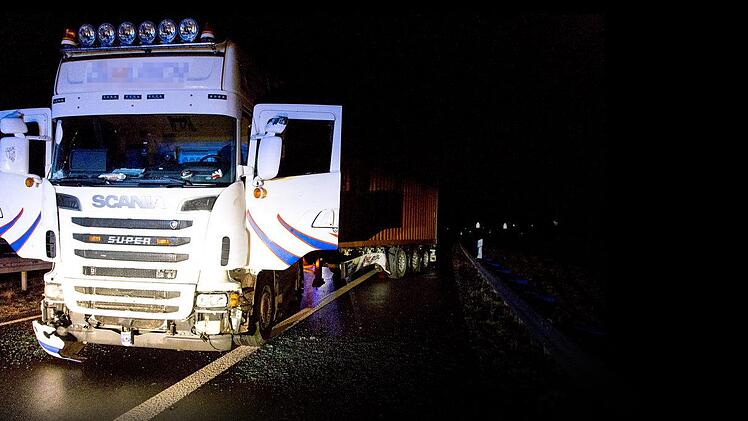 Mit diesem Sattelzug war Harald B. auf dem Weg von Österreich nach Hamburg. Die Fahrt endete jedoch auf der B4. News 5/Ittig
