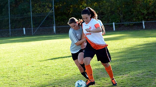 SC Gremsdorf - FC Dormitz. Spielführerin Verena Oeser (rechts) erzielte drei Treffer beim 11:1-Sieg über Dormitz. Foto: herzopress