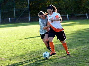 SC Gremsdorf - FC Dormitz. Spielführerin Verena Oeser (rechts) erzielte drei Treffer beim 11:1-Sieg über Dormitz. Foto: herzopress