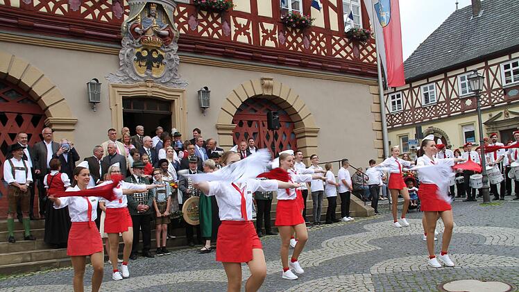 Am historischen Rathaus zeigte die Mädchengarde aus Zapfendorf ihr Können. Fotos: Gerda Völk