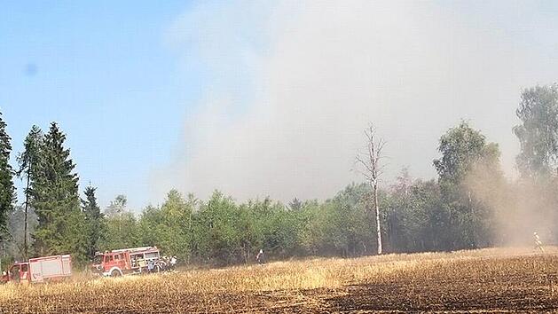 Bei R&ouml;mersreuth brannten Felder und ein Waldbereich. Fotos: Sonny Adam