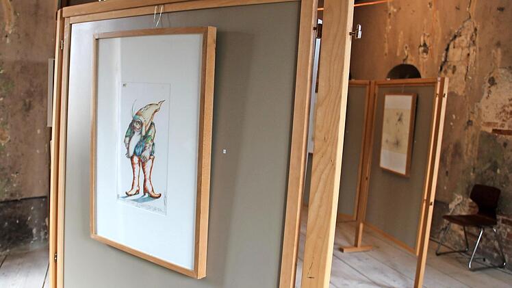 Neue Kunst in alten Räumen: Das verstaubte Ambiente der Kemenate des Thurnauer Schlosses bietet einen tollen Kontrast zu den Kunstwerken.