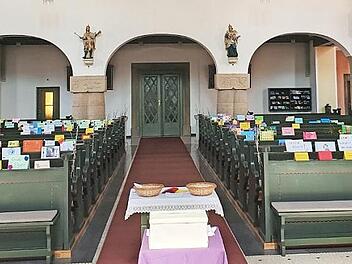 In Adelsdorf wird das Angebot, anstelle der persönlichen Anwesenheit ein Namenskärtchen in die Kirchenbank zu stellen, bereits bestens angenommen. Foto: Johanna Blum