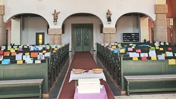 In Adelsdorf wird das Angebot, anstelle der persönlichen Anwesenheit ein Namenskärtchen in die Kirchenbank zu stellen, bereits bestens angenommen. Foto: Johanna Blum