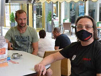Auch Emmanuel Papadopoulos (rechts) hat für seine Mitarbeiter Kurzarbeit angemeldet. Denn obwohl er sein Restaurant in der Bad Kissinger Innenstadt nun wieder öffnen darf, kommen noch nicht so viele Gäste wie früher. Isolde Krapf