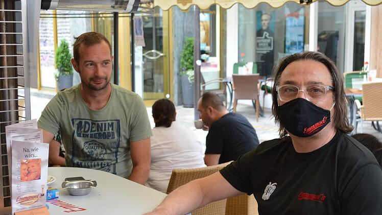 Auch Emmanuel Papadopoulos (rechts) hat für seine Mitarbeiter Kurzarbeit angemeldet. Denn obwohl er sein Restaurant in der Bad Kissinger Innenstadt nun wieder öffnen darf, kommen noch nicht so viele Gäste wie früher. Isolde Krapf
