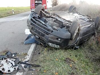 Auf dem Dach blieb der Ford liegen, nachdem er sich mehrfach überschlagen hatte. Die beiden Insassen erlitten schwere Verletzungen.  Fotos: Christian Licha