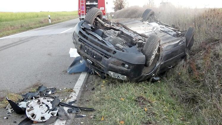 Auf dem Dach blieb der Ford liegen, nachdem er sich mehrfach überschlagen hatte. Die beiden Insassen erlitten schwere Verletzungen.  Fotos: Christian Licha