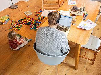 Weil die Kitas geschlossen waren, betreuten viele Eltern ihre Kinder parallel zum Homeoffice. Beiträge für den Kindergarten entstanden den Eltern dennoch. Diese übernimmt im Markt Burkardroth der Freistaat und die Kommune. Foto: Julian Stratenschulte/dpa