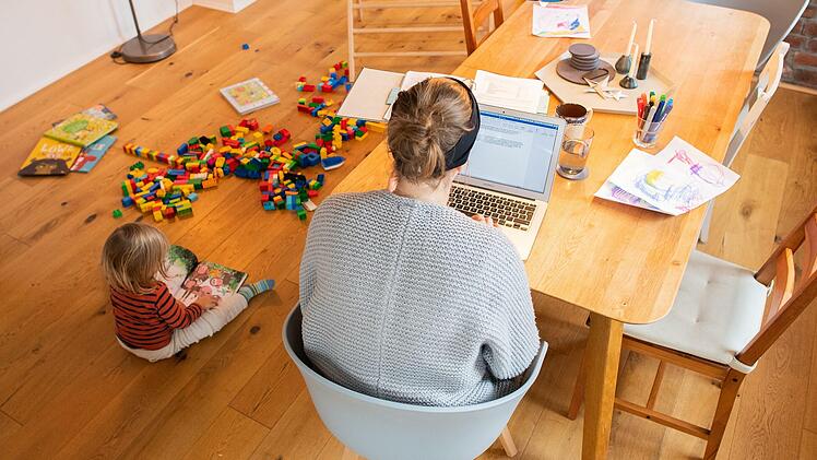Weil die Kitas geschlossen waren, betreuten viele Eltern ihre Kinder parallel zum Homeoffice. Beiträge für den Kindergarten entstanden den Eltern dennoch. Diese übernimmt im Markt Burkardroth der Freistaat und die Kommune. Foto: Julian Stratenschulte/dpa