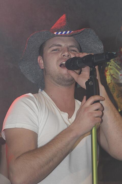 Die Partyband "Power" heizte ordentlich ein.