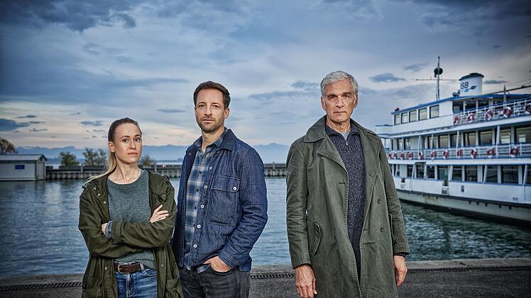 Robert Anders (Walter Sittler, rechts) ist als Ermittler eigentlich im Ruhestand. In "Der Kommissar und der See - Das fremde Kind" unterstützt er trotzdem Kommissarin Annika Wagner (Nurit Hirschfeld) und Kommissar Martin Keller (Dominik Maringer) am Bodensee.