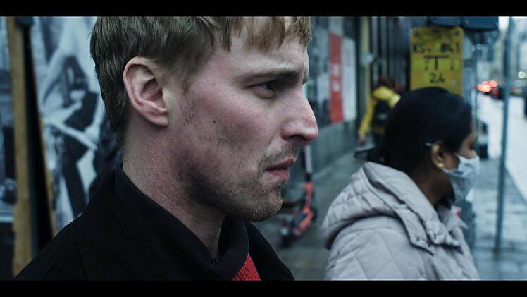 Die Folge "Alles &Uuml;bel der Welt" setzt den erz&auml;hlerischen Ton. Ein junger Mann (Christian Erdt) geht durch eine &uuml;berf&uuml;llte Innenstadt. Warum rempeln ihn st&auml;ndig Leute (fast) an? Warum guckt der bullige Typ, der da entgegenkommt, so komisch?