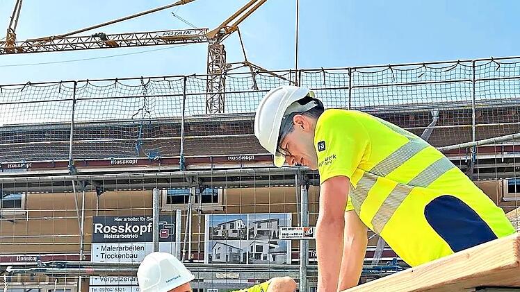 Trainees und F&uuml;hrungskr&auml;fte der Bayernwerk Netz GmbH bauen gemeinsam neue Sitzgruppen an der Kissinger H&uuml;tte. Theresia Burkert