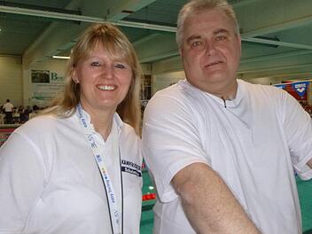Brigitte Renz und Gerald Zimprich vertreten die Farben der Schwimmabteilung des TV Ebern als Kampf- und Schiedsrichter.Foto: Dietz