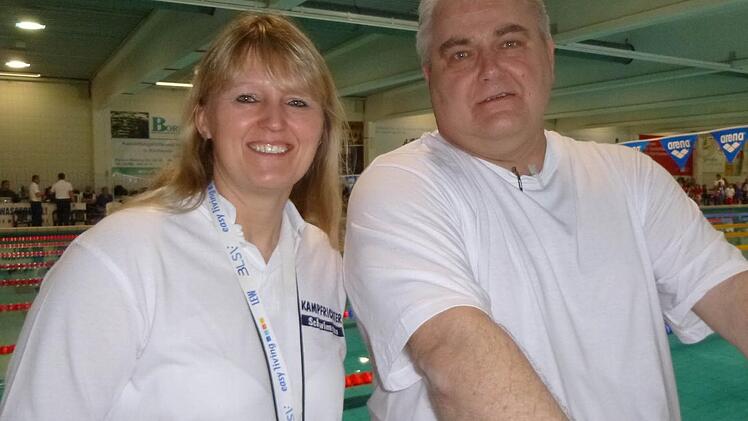 Brigitte Renz und Gerald Zimprich vertreten die Farben der Schwimmabteilung des TV Ebern als Kampf- und Schiedsrichter.Foto: Dietz
