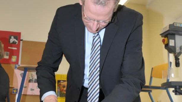 Bürgermeister German Hacker versucht sich auch als Handwerker.