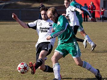 Der ATSV Gehülz mit Jakob Wittmer (weißes Trikot) ist nach dem 4:0-Erfolg gegen Verfolger SV Knellendorf (mit Stefan Böhnlein am Ball) auf dem besten Wege in Richtung Meisterschaft in der A-Klasse 1.  Foto: Weiß