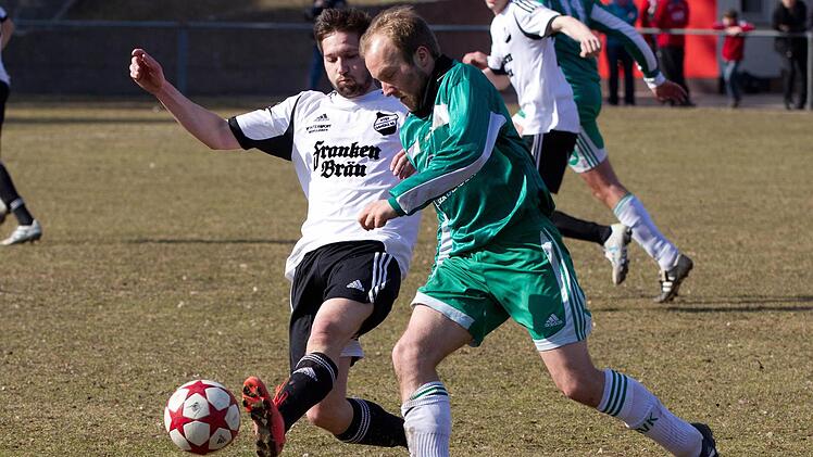Der ATSV Gehülz mit Jakob Wittmer (weißes Trikot) ist nach dem 4:0-Erfolg gegen Verfolger SV Knellendorf (mit Stefan Böhnlein am Ball) auf dem besten Wege in Richtung Meisterschaft in der A-Klasse 1.  Foto: Weiß