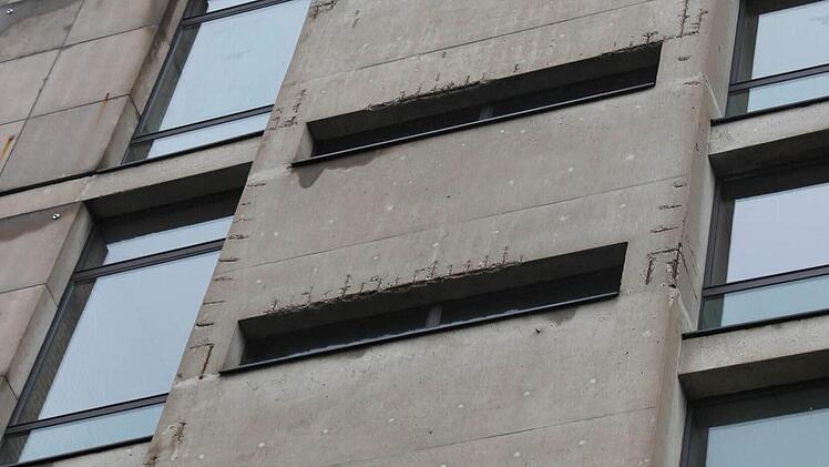 Der Beton an den Türmen der Philosophischen Fakultät in Erlangen bröckelt. Foto: Christian Bauriedel