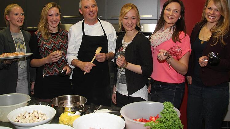So fühlte sich Koch Bernd Limmer wohl: (von links) Marie-Theres Waldenfels aus Niederbayern, Andrea Lindner aus Weißenburg in Mittelfranken, Christine Lang aus Schweinfurt in Unterfranken, Marie-Christin Rüger aus Kronach in Oberfranken und Andrea Lechleitner auf dem Allgäu ließen sich von ihm erklären, wie man richtig mit Bier kocht.