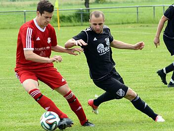 Hemhofens Alin Lazar (rechts) traf kurz vor dem Pausenpiff zum 1:1, lief hier aber gegen Tobias Schuffert ins Leere, der kurz vor Schluss für eine Notbremse die Rote Karte sah. Foto: herzopress