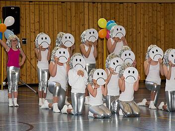 Der Karnevalsverein Weidach hatte sich mit seinem Showtanz "Roboter" etwas Besonderes für die Besucher der Veranstaltung einfallen lassen. Foto: Klaus Gagel