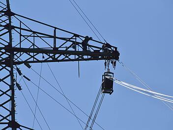 Ein Gewirr aus Kabeln und Seilen umgibt einen Abspannmast der im Bau befindlichen 380-kV-Leitung bei Frohnlach. Dort werden die Leiterseile aufgezogen, durch die später der Strom fließen soll. Fotos: Ronald Rinklef