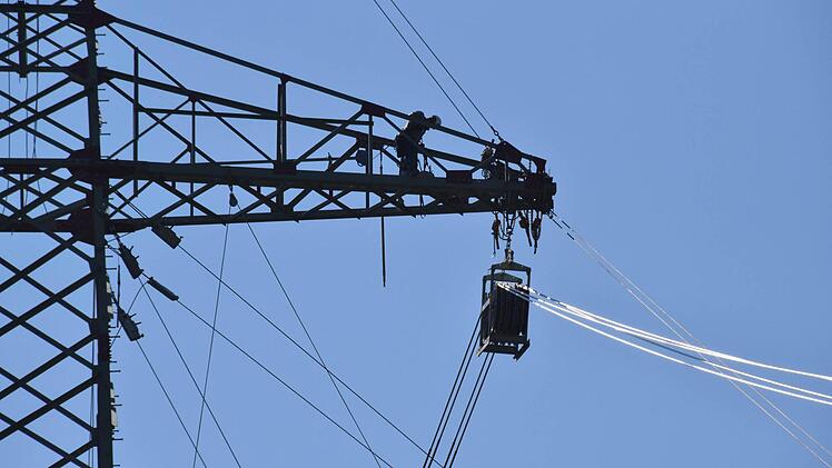 Ein Gewirr aus Kabeln und Seilen umgibt einen Abspannmast der im Bau befindlichen 380-kV-Leitung bei Frohnlach. Dort werden die Leiterseile aufgezogen, durch die später der Strom fließen soll. Fotos: Ronald Rinklef