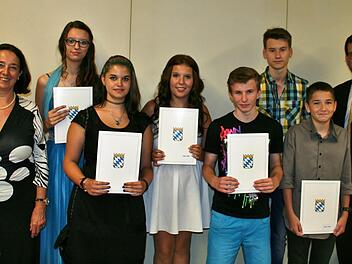 Entlassfeier in Bad Bocklet (v.r.): Klassenlehrer Paul Kißner, Prüfungsbester Tobias Kiesel (1,83), Sebastian Starlinger, Daniel Webel, Sophie Beck (alle 2,5), Kathleen Beck, Klarmann Carina, (beide Preis des Elternbeirats für soziales Engagement) und Rektorin Ursula Plohnke. Foto: Werner Vogel