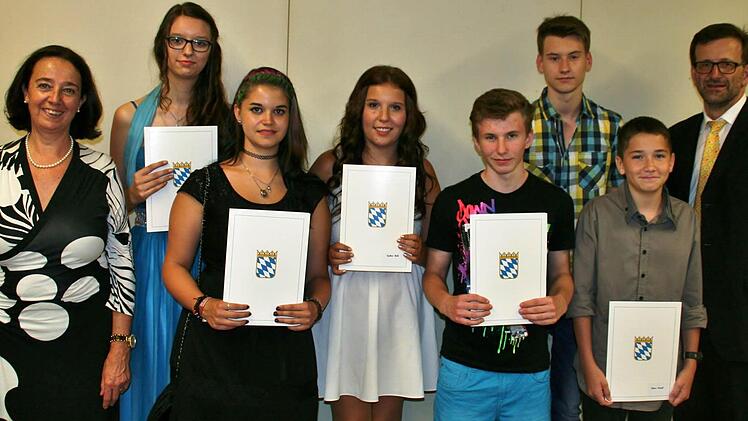 Entlassfeier in Bad Bocklet (v.r.): Klassenlehrer Paul Kißner, Prüfungsbester Tobias Kiesel (1,83), Sebastian Starlinger, Daniel Webel, Sophie Beck (alle 2,5), Kathleen Beck, Klarmann Carina, (beide Preis des Elternbeirats für soziales Engagement) und Rektorin Ursula Plohnke. Foto: Werner Vogel