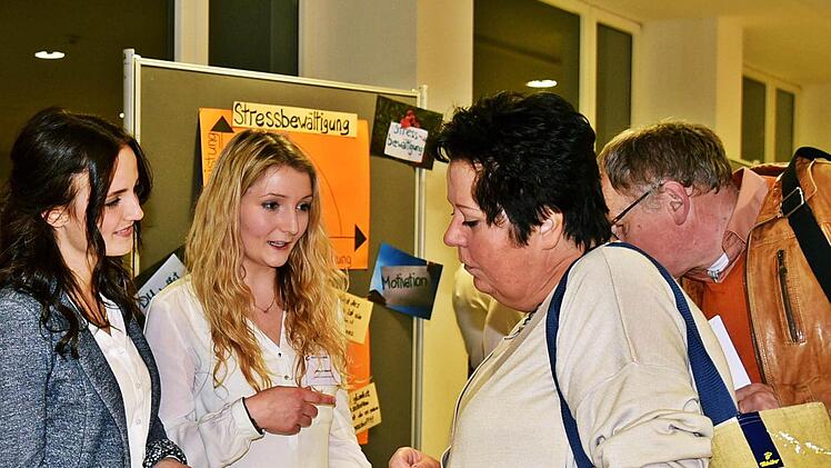 Die Studierenden (von links) Larissa Alt und Isabelle Salandi informierten Martina Roos von der Heimaufsicht über Alternativen zu freiheitsentziehenden Maßnahmen in der Pflege. Foto: Gab i Arnold