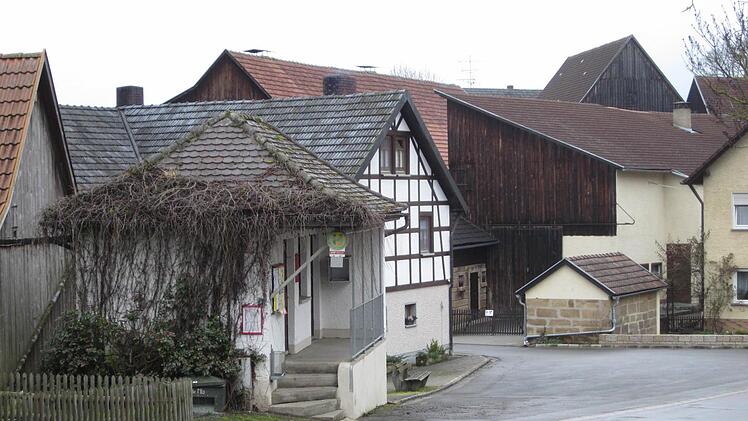 Das alte Milchhäusla (links) in Schimmendorf - jetzt Bushaltestelle - ist nach Ansicht der Kinder einzigartig und sollte erhalten werden. Foto: Stephan Tiroch