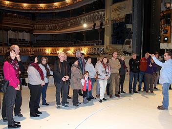 Was sich so alles tut rund um die Bretter, die die Welt bedeuten, erläuterte Thomas Escher (rechts) einer Gruppe Tageblatt-Abonnenten.  Foto: B. Knauth