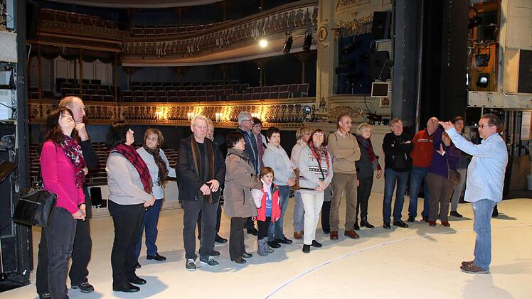 Was sich so alles tut rund um die Bretter, die die Welt bedeuten, erläuterte Thomas Escher (rechts) einer Gruppe Tageblatt-Abonnenten.  Foto: B. Knauth