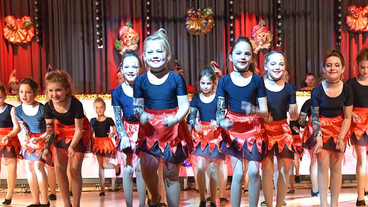 Die "Lollipops" traten als Rockgirls auf die Bühne der Gerold-Strobel-Halle. Foto: Gabi Arnold