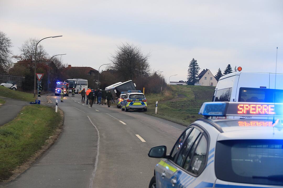 Oberfranken: Schulbus kommt von Straße ab