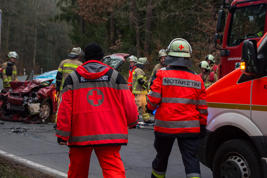 Fürth: Schwerer Unfall - Feuerwehr muss Frau befreien