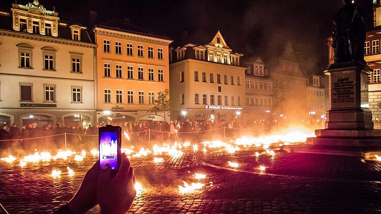 Coburger im Zeichen des 150. CC-Pfingstkongresses: Fackelzug und nächtliche Feierstunde auf dem Marktplatz.Foto: Jochen Berger