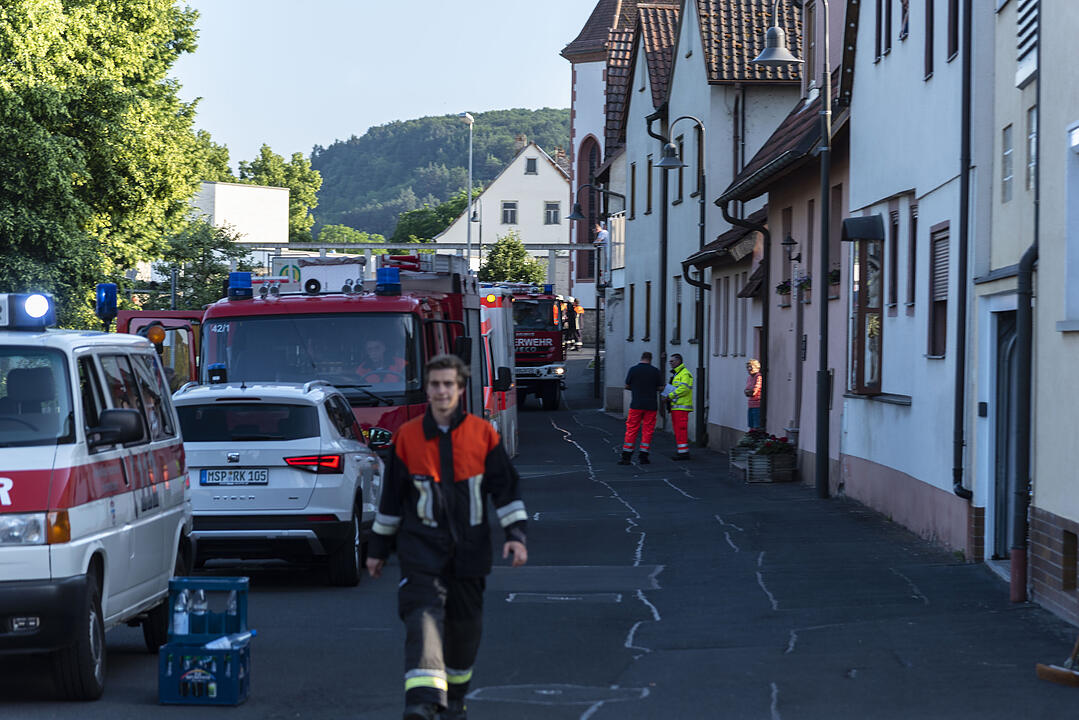 Wohnhaus in Unterfranken stürzt nach Verpuffung ein: Vier Menschen teils schwer verletzt