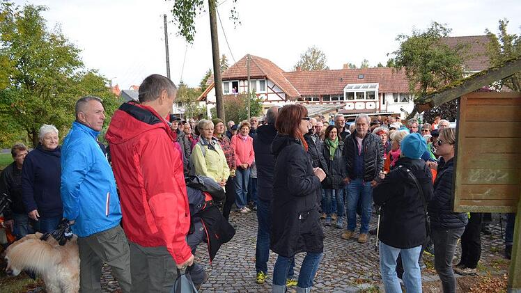 Die Wanderung führte entlang des Naturlehrpfades am Hopfenberg in Streufdorf in Richtung Seidingstadt. Foto: Gabi Bertram