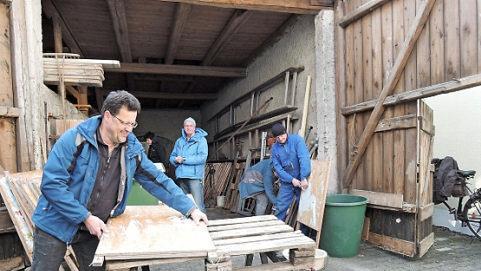 Am vergangenen Wochenende fertigten Mitglieder der Bürgerinitiative Plakate für das Bürgerbegehren am 26. Mai.  Foto: BI/Privat