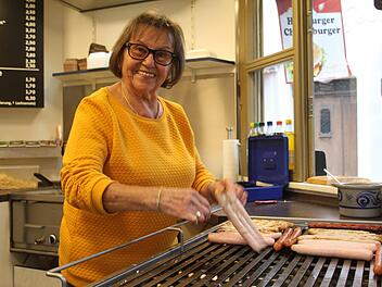 So kennen die Kulmbacher Karin Battistella: am Grill im Bratwurststand am Holzmarkt.Sonny Asam