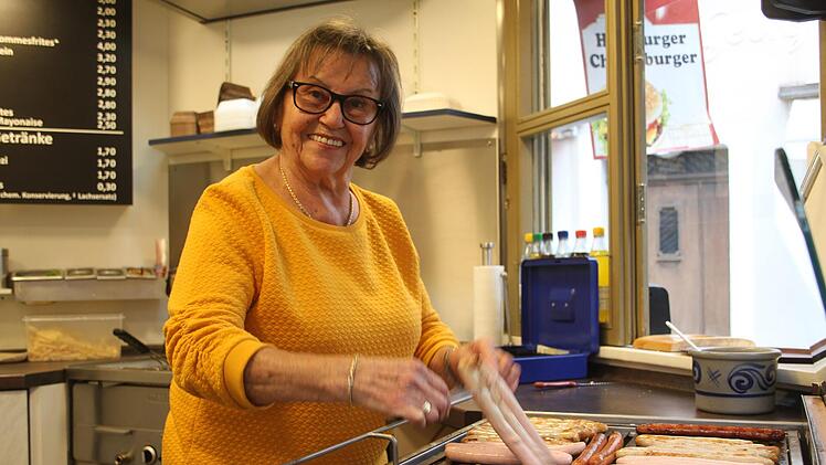 So kennen die Kulmbacher Karin Battistella: am Grill im Bratwurststand am Holzmarkt.Sonny Asam