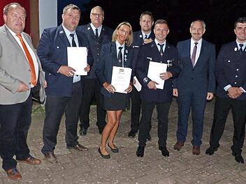 Im Bild (von links) Grafengehaigs B&uuml;rgermeister Werner Burger, Markus Villa, Kreisbrandrat Stefan H&auml;rtlein, Tina Vogel, Sebastian Ott, Tobias Villa, stellvertretender Landrat J&ouml;rg Kunstmann und Erster Kommandant Michael Villa