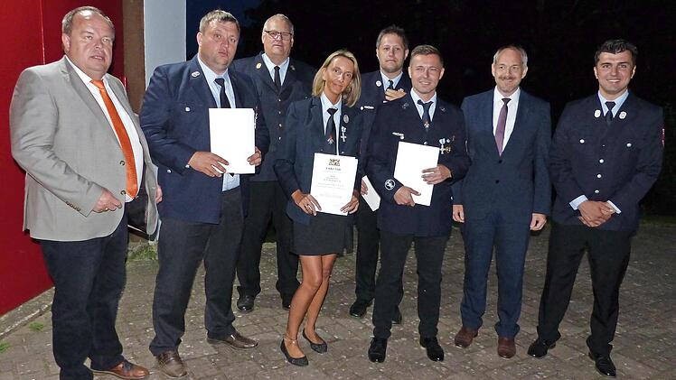 Im Bild (von links) Grafengehaigs B&uuml;rgermeister Werner Burger, Markus Villa, Kreisbrandrat Stefan H&auml;rtlein, Tina Vogel, Sebastian Ott, Tobias Villa, stellvertretender Landrat J&ouml;rg Kunstmann und Erster Kommandant Michael Villa