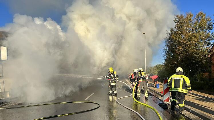 Riesige Rauch-Säule im Kreis Bamberg: Lkw geht in Flammen auf - Feuerwehr mit Großeinsatz